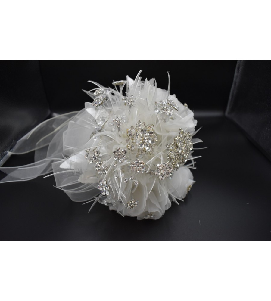Ramo para novia blanco con flores en organza y aplicaciones en cristal  cortado checoslovaco tipo vintage